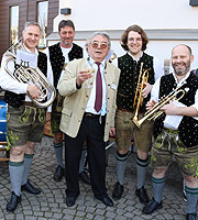 Josef Plöckl, Ehrenvorsitzender des Spargelerzeugerverbands mit den "Hohenwarter Musibuam" (©Foto:Martin Schmitz)
